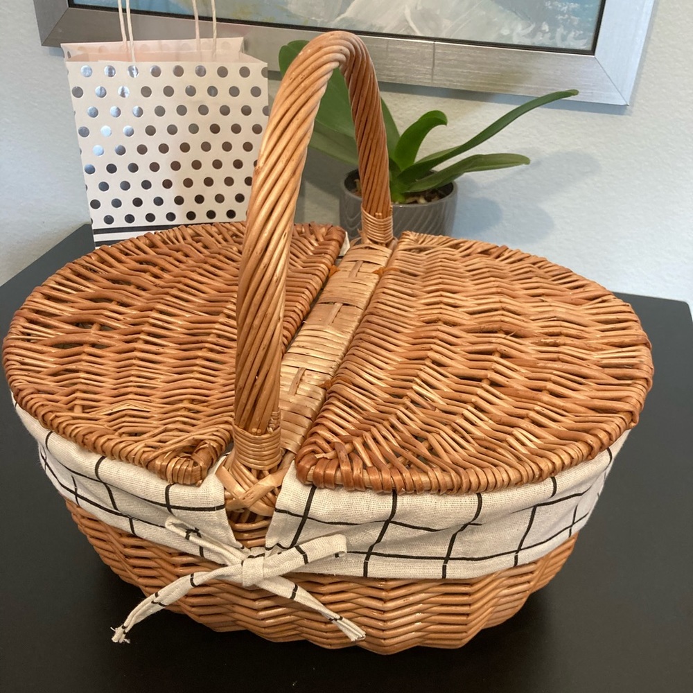 Perfect picnic basket for Spring! From Gwen market
